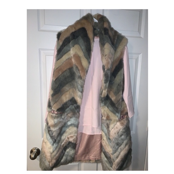 Steve Madden Faux Fur Vest ( Free Shirt inside this purchase) - Picture 1 of 6